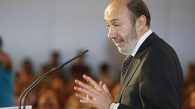 Rubalcaba le desea «lo mejor» a la duquesa de Alba en su boda