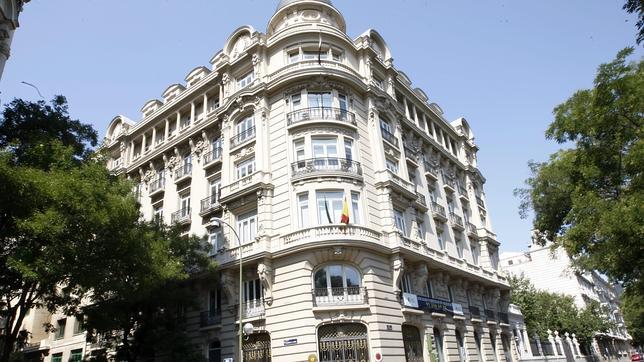 La Junta se gasta 3,9 millones al año en sus «embajadas» en el exterior