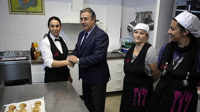 El alcalde muestra su apoyo a la cocina social del Polígono Sur