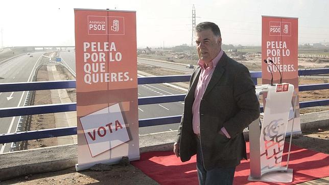 La campaña electoral del PSOE sevillano circula por la SE-40