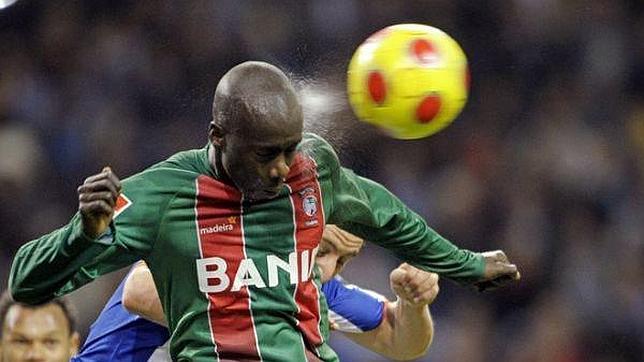 Sin ofertas por Kanouté, pero no se descarta su salida
