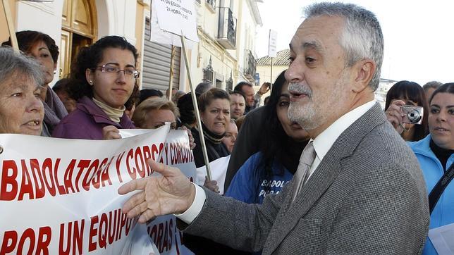 Vecinos de Badolatosa reciben a Griñán con pancartas exigiendo un médico las 24 horas