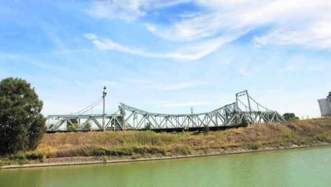 El Ayuntamiento «descataloga» el olvidado Puente de Hierro