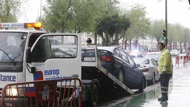 La grúa, más activa en el Centro porque «hay menos espacio»