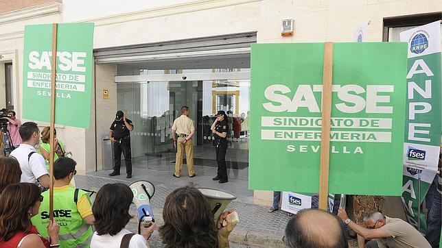 La Junta estudia cómo aplicar la nueva bajada de sueldo a los empleados públicos