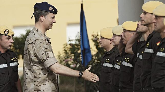 El Príncipe de Asturias visita la Unidad Militar de Emergencias en Morón