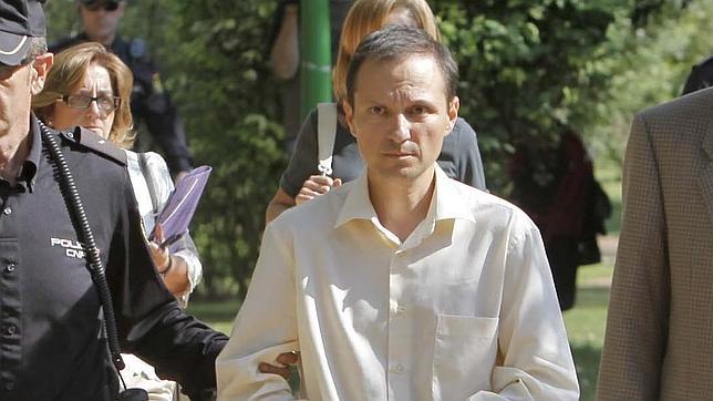 Bretón tacha de «falso» el informe sobre los huesos