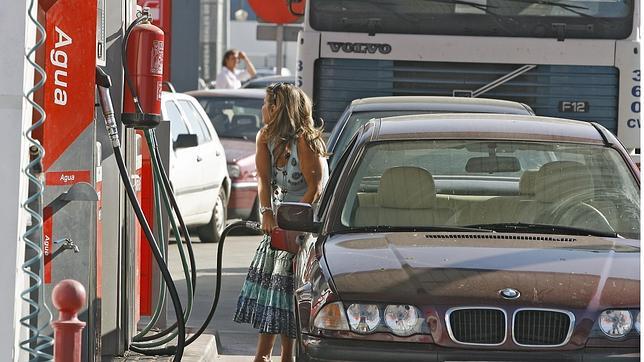 La caída del consumo de gasolina en 2012 duplica la media de los últimos años
