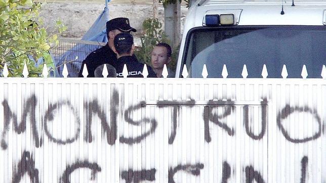 Bretón, aislado del ruido con tapones y un antifaz