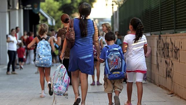 «Un ordenador es básico para la educación de un niño, no se debería recortar»