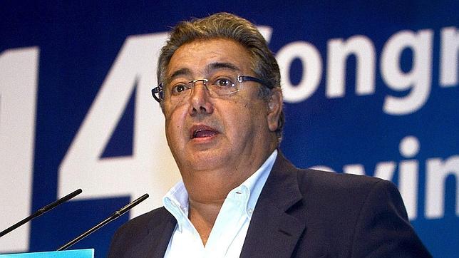 Zoido pide a Griñán que elabore los presupuestos por los ayuntamientos