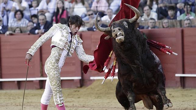 Un gran Antonio Nazaré cuaja una de las faenas de la temporada en la Maestranza