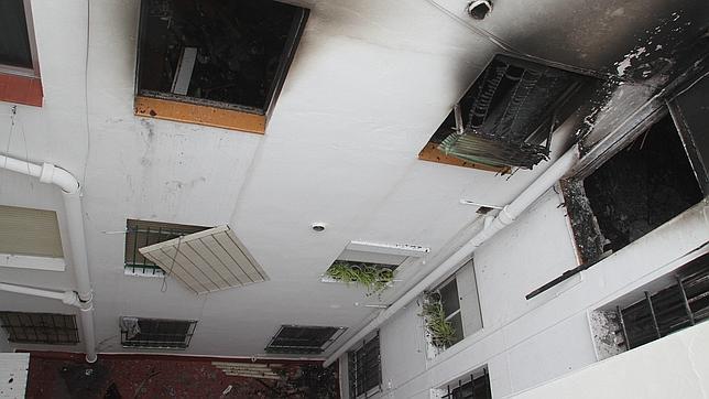 Dos heridos tras tirarse a un patio para evitar las llamas de un incendio