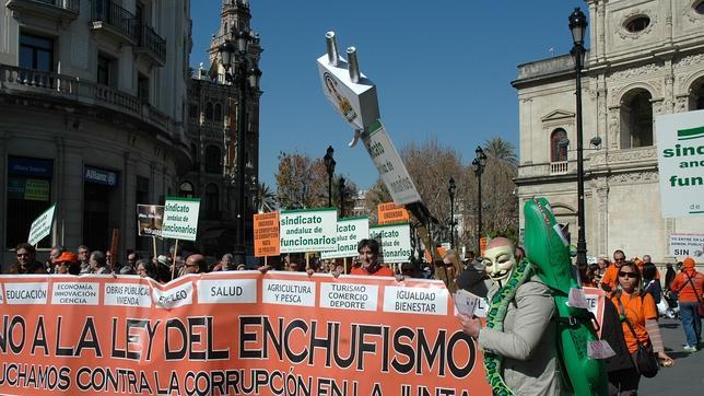 La Junta se hace la «sueca» ante el «enchufismo»