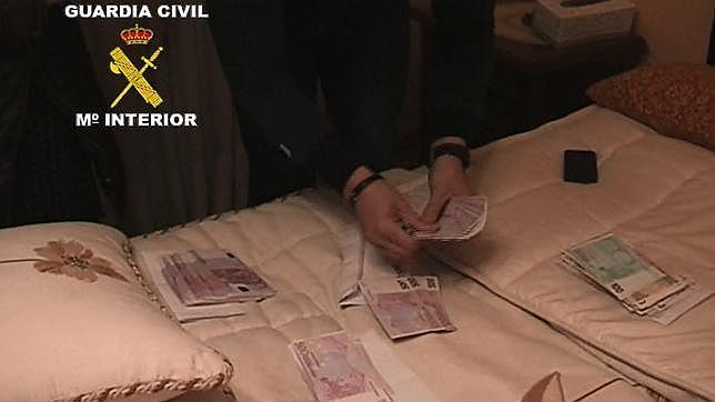 Vídeo: Un perro de la Guardia Civil halla sobres con 82.000 euros junto a la cama de Lanzas