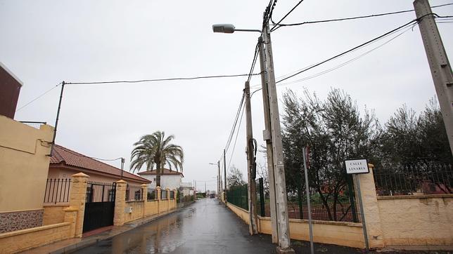 Las calles de El Gordillo siguen con el alumbrado en postes aéreos