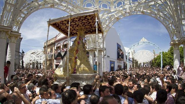 Miles de personas acompañan a la Virgen del Rocío en Almonte