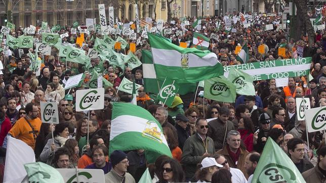 Los funcionarios andaluces marcharán en junio contra «el recorte» de pagas extras
