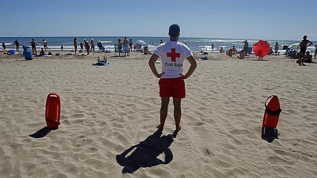 Un vigilante vela por la seguridad en una playa