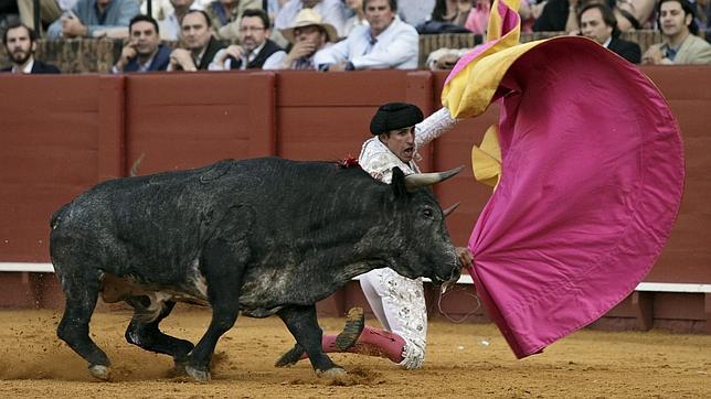 Rafael Cerro, que quiere ser torero, corta la única oreja en Sevilla