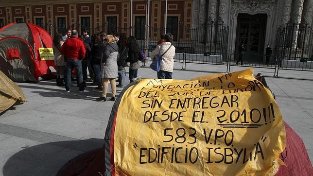 Sin viviendas ni dinero... los afectados por las VPO de la CEA piden su expropiación