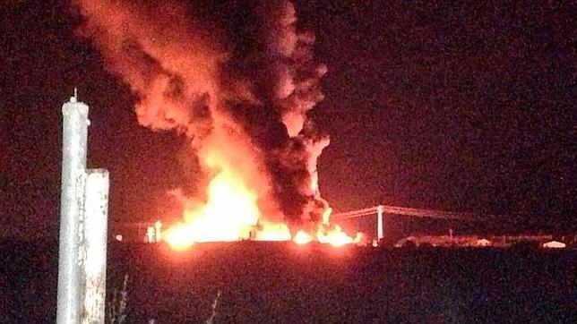 Un incendio en Utrera destroza más de 5.000 metros cuadrados de plástico y papel