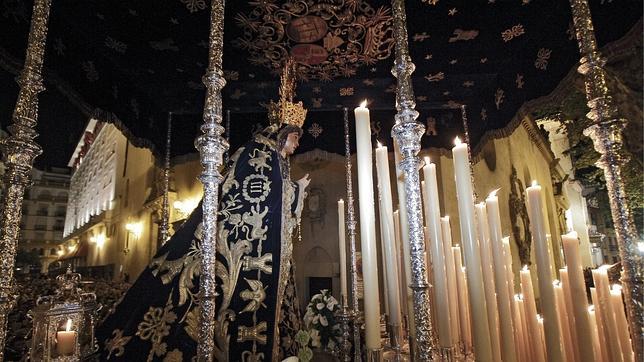 El palio de la Virgen de Montserrar está repleto de símbolos de los Montpensier