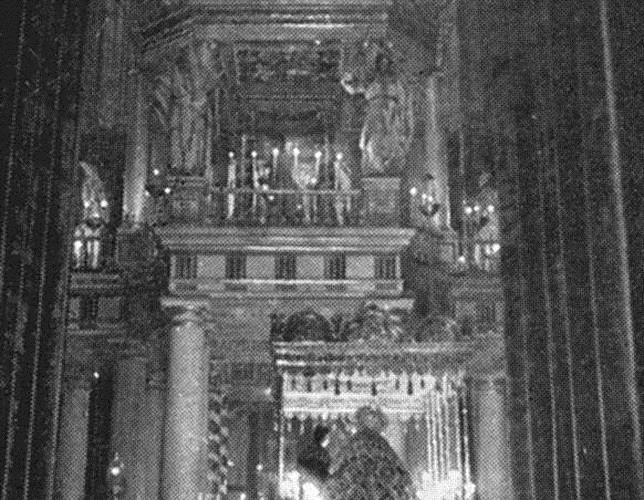 La Virgen de la Concepción del Silencio ante el desaparecido Monumento Pascual de la Catedral