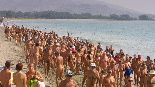 Vera se propone batir el récord mundial de baño colectivo desnudo