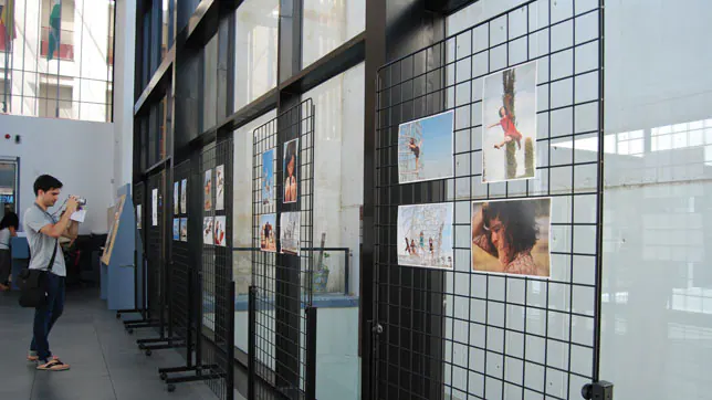 Una exposición fotográfica utiliza los alrededores de Entrenúcleos para potenciar la danza