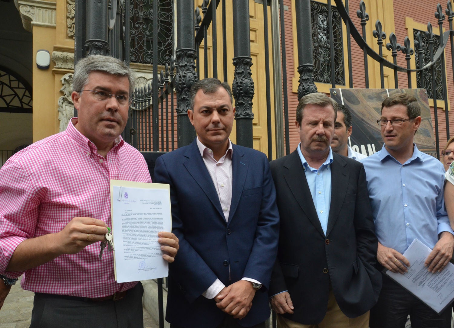 El alcalde de Jaén devuelve las llaves del tranvía a la Junta