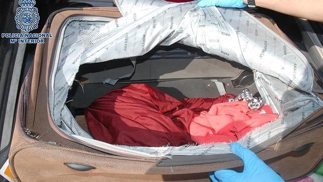 Intentan introducir a una niña dentro de una maleta por el Puerto de Málaga