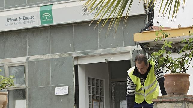 El paro registrado en Andalucía cae en julio en 13.894 personas