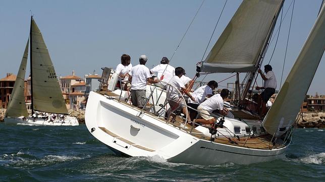 Una embarcación navega las aguas de la costa de El Puerto de Santa María