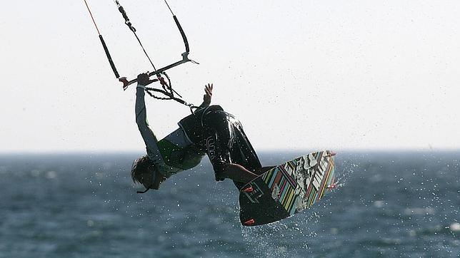 El kite surf, un deporte acuático en alza que puede practicarse en las aguas de tarifa