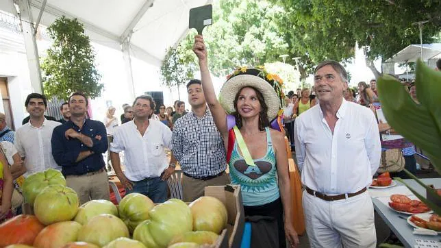 Victoria Abril amadrina en Coín la subasta del mejor tomate del año
