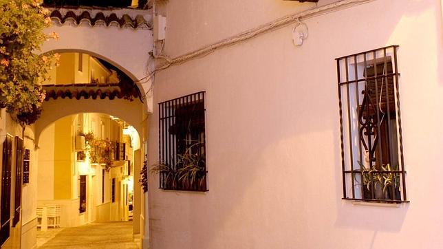 Iluminación nocturna de una de las calles de Cabra
