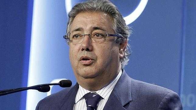 Zoido pide a Díaz que no sea «rehén» de la «minoría» de IU y cuente con el PP