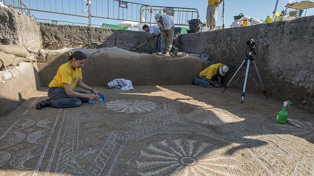 Hallan otro mosaico del Alto Imperio Romano en Cástulo