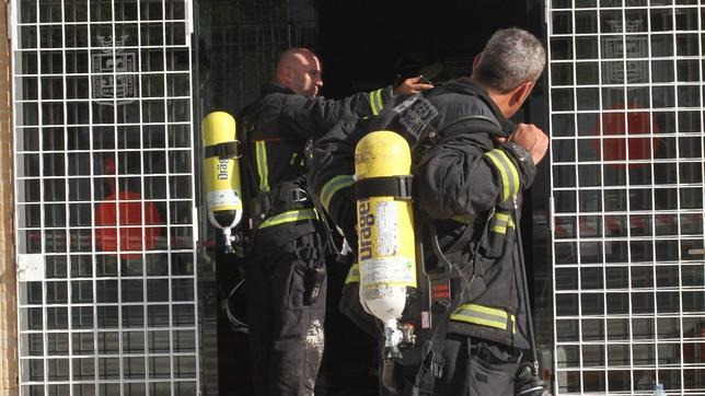 Los bomberos vigilarán el archivo incendiado de Los Palacios