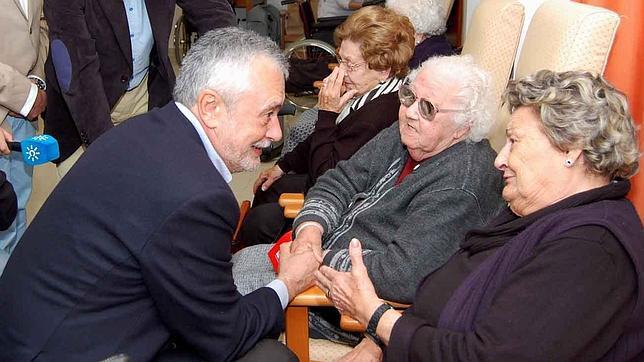 José Antonio Griñan, durante una visita a un asilo de ancianos