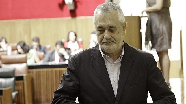 Griñán se marcha aforado al Senado con el apoyo de PSOE e IU pero sin el voto de Díaz
