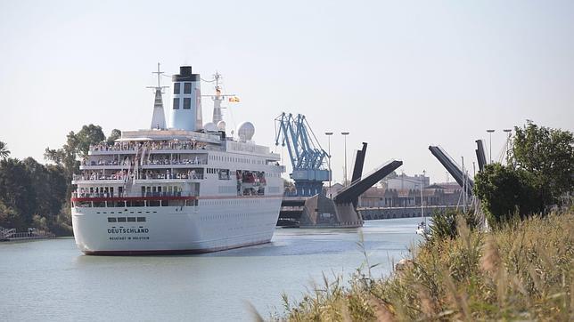 El crucero «Deutschland» llega al Puerto de Sevilla