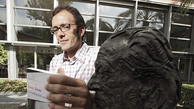 «La habitación oscura», de Isaac de la Rosa, una novela «desoladora y violenta»