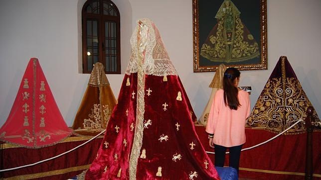 Los 45 mantos que muestran la fe de un pueblo a su Virgen de Valme