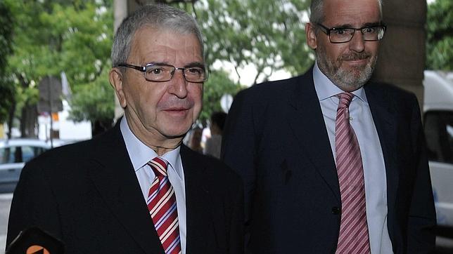 La juez imputa al exviceconsejero de Economía prevaricación y malversación