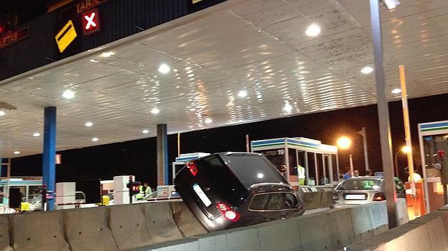 Un coche se empotra en el peaje de Las Cabezas de San Juan en la AP-4