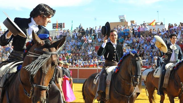 Morante y El Juli bordan el rejoneo y Ventura forma un lío a pie