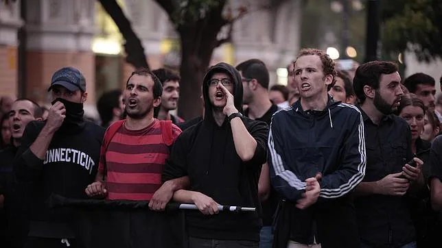 La calle se radicaliza y crece la vigilancia policial ante un repunte de grupos ultras