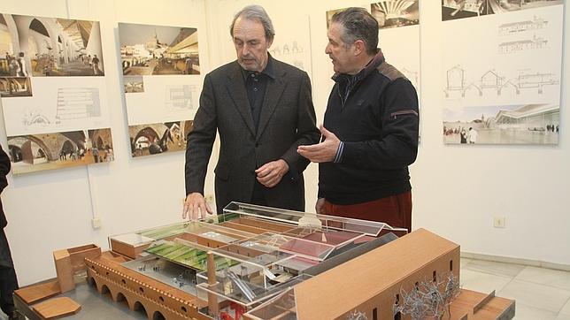 El arquitecto Vázquez Consuegra presentando su proyecto fallido de Caixafórum para las Atarazanas